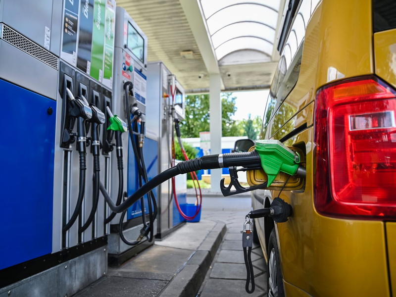 Tankstelle: Der Preisabstand zwischen Autobahn und Umland ist zuletzt gewachsen. - Foto: Uwe Lein/dpa