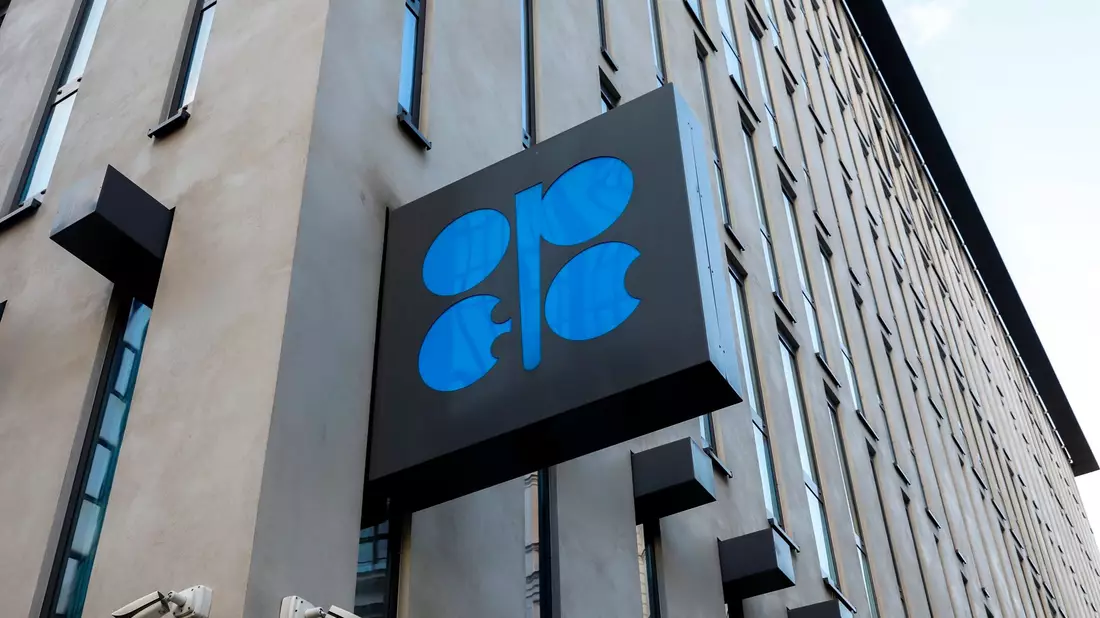 Das Opec-Logo am Hauptquartier der Organisation in Wien. - Bild: Lisa Leutner/AP/dpa
