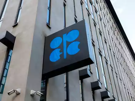Das Opec-Logo am Hauptquartier der Organisation in Wien. - Foto: Lisa Leutner/AP/dpa