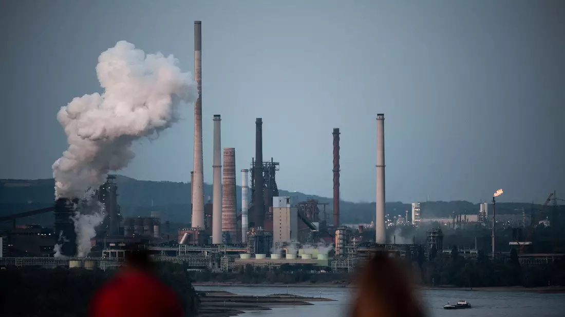 Thyssenkrupp belädt wegen der niedrigen Wasserstände seine Schiffe etwas weniger, um den Tiefgang zu verringern. (Archivbild) - Bild: Fabian Strauch/dpa