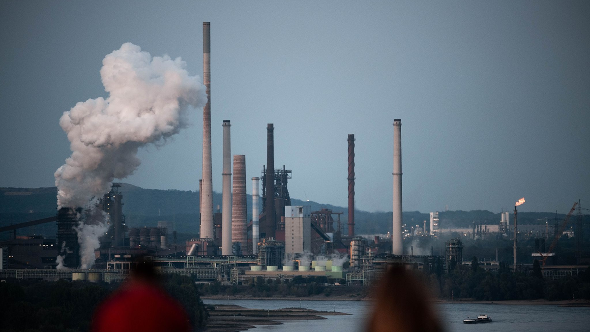 Thyssenkrupp belädt wegen der niedrigen Wasserstände seine Schiffe etwas weniger, um den Tiefgang zu verringern. (Archivbild) - Foto: Fabian Strauch/dpa