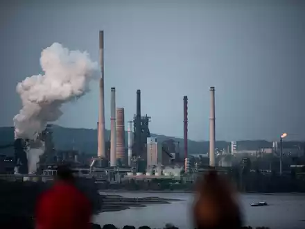 Thyssenkrupp belädt wegen der niedrigen Wasserstände seine Schiffe etwas weniger, um den Tiefgang zu verringern. (Archivbild) - Foto: Fabian Strauch/dpa