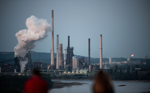 Thyssenkrupp belädt wegen der niedrigen Wasserstände seine Schiffe etwas weniger, um den Tiefgang zu verringern. (Archivbild) - Foto: Fabian Strauch/dpa