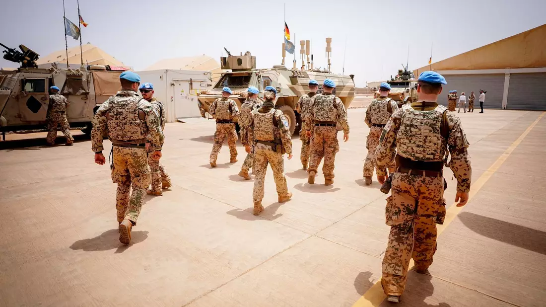 Soldaten der Bundeswehr verlassen einen Platz im Camp Castor in Gao in Mali. - Bild: Kay Nietfeld/dpa