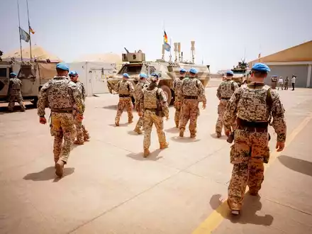 Soldaten der Bundeswehr verlassen einen Platz im Camp Castor in Gao in Mali. - Foto: Kay Nietfeld/dpa