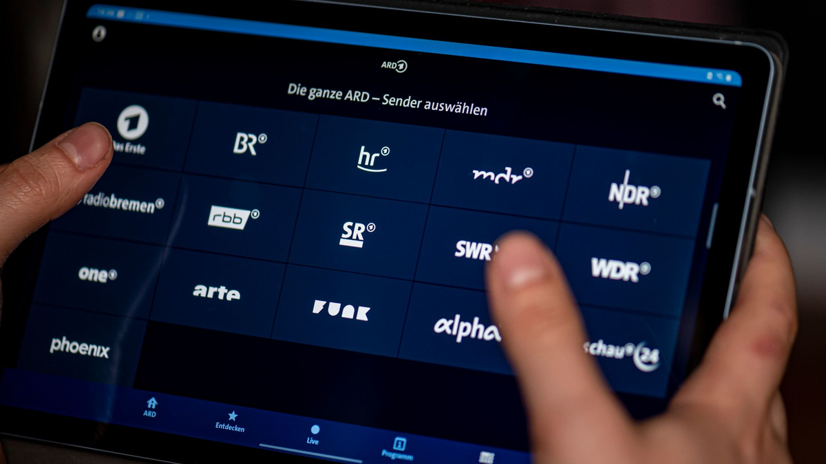 Das ARD-Logo an der Fassade des ARD-Hauptstadtstudios im Regierungsviertel. - Foto: Fabian Sommer/dpa