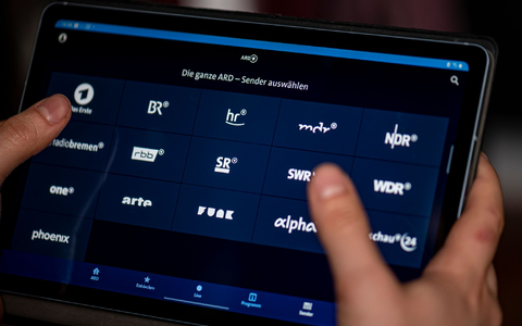 Das ARD-Logo an der Fassade des ARD-Hauptstadtstudios im Regierungsviertel. - Foto: Fabian Sommer/dpa