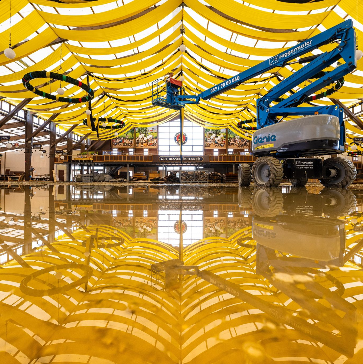 Versenkbare Poller sollen die Zufahrten zum Festgelände schützen. - Foto: Peter Kneffel/dpa