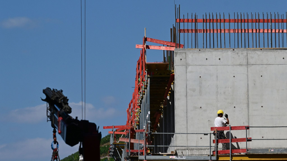 Bei Mehrfamilienhäusern verringerte sich die Zahl der genehmigten Wohnungen deutlich: um mehr als ein Viertel (minus 27,5 Prozent) auf 83.600. - Foto: Bernd Weißbrod/dpa