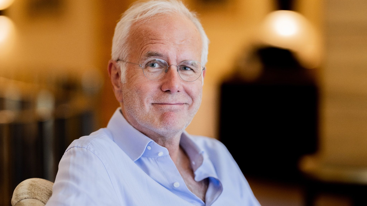 Harald Schmidt freut sich auf die Europameisterschaft und traut Deutschland einiges zu. - Foto: Rolf Vennenbernd/dpa