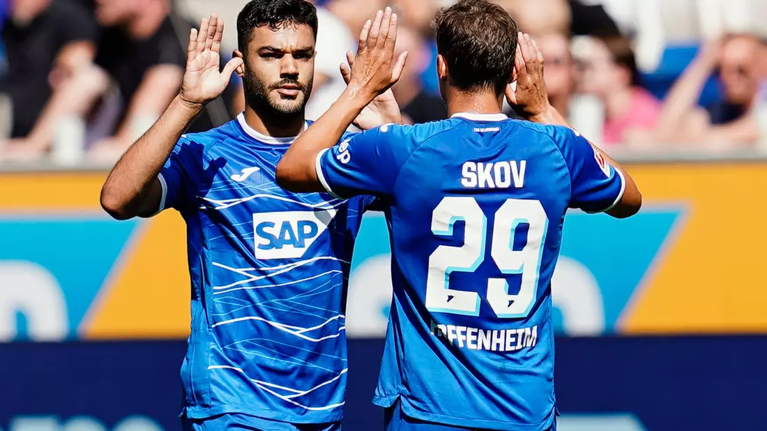 Hoffenheims Andrej Kramaric (l) schießt das Tor zum 2:0. - Bild: Uwe Anspach/dpa