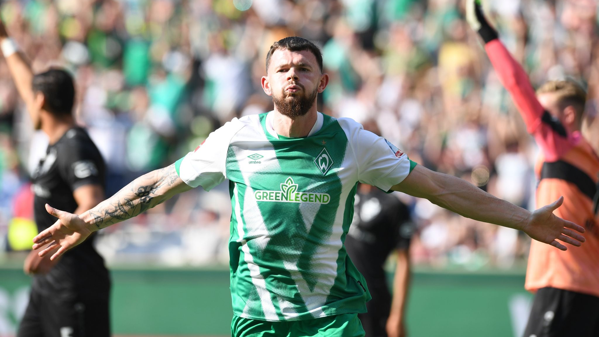 Bremens Marvin Ducksch (2.vl) verwandelt gegen Stuttgarts Torwart Alexander Nübel einen Elfmeter zum 1:0. - Foto: Carmen Jaspersen/dpa