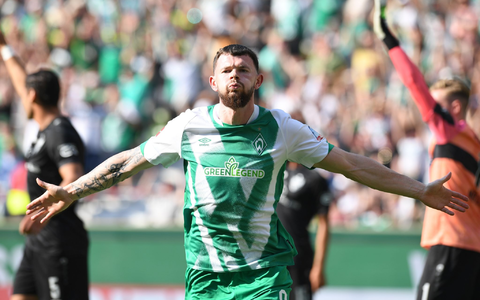 Kein Elfmeter: Schiedsrichter Harm Osmers nimmt einen Strafstoß für Werder Bremen nach dem Studium der Videobilder wieder zurück. - Foto: Carmen Jaspersen/dpa