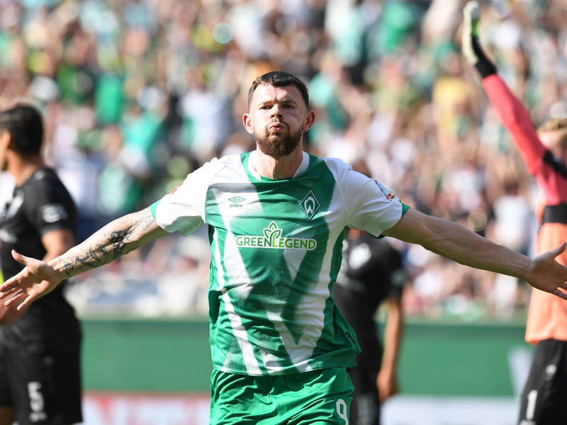 Kein Elfmeter: Schiedsrichter Harm Osmers nimmt einen Strafstoß für Werder Bremen nach dem Studium der Videobilder wieder zurück. - Foto: Carmen Jaspersen/dpa