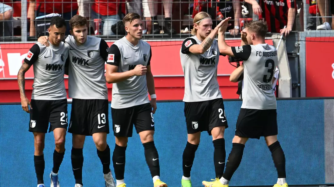 Wirbelte im offensiven Mittelfeld: Leverkusen-Star Florian Wirtz (m) - Bild: Federico Gambarini/dpa