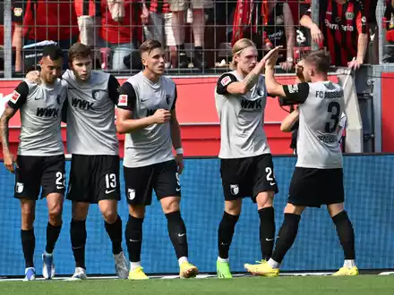 Wirbelte im offensiven Mittelfeld: Leverkusen-Star Florian Wirtz (m) - Foto: Federico Gambarini/dpa