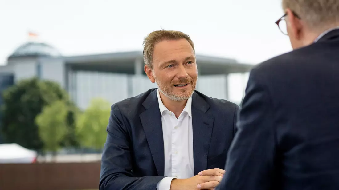 Christian Lindner (FDP), Bundesfinanzminister, während der Aufzeichnung des ZDF-Sommerinterviews. - Bild: Thomas Kierok/ZDF/dpa