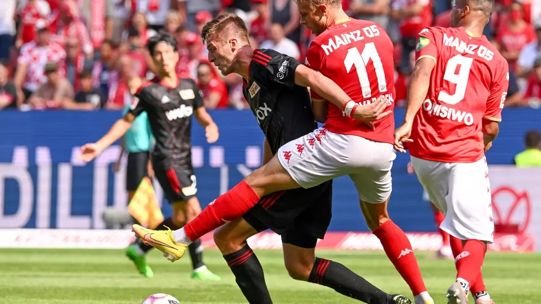 Der Slowake Lukas Haraslin (r) kommt vor Andrei Ratiu aus Rumänien an den Ball. - Bild: Torsten Silz/dpa