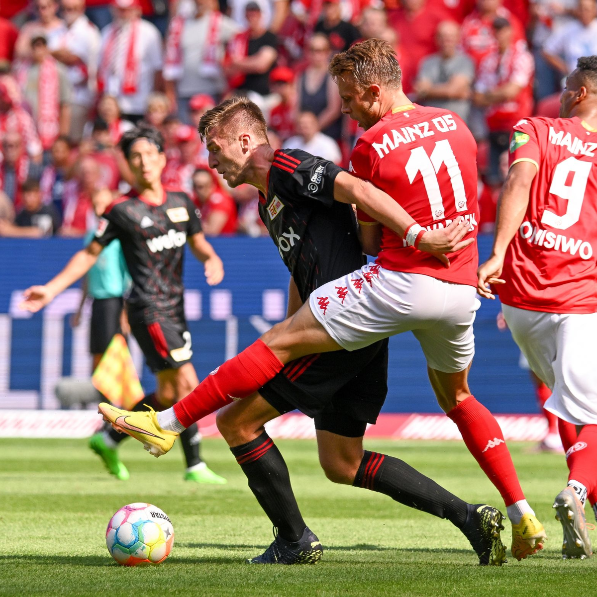 Der Slowake Lukas Haraslin (r) kommt vor Andrei Ratiu aus Rumänien an den Ball. - Foto: Torsten Silz/dpa