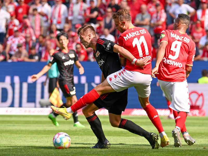 Der Slowake Lukas Haraslin (r) kommt vor Andrei Ratiu aus Rumänien an den Ball. - Foto: Torsten Silz/dpa
