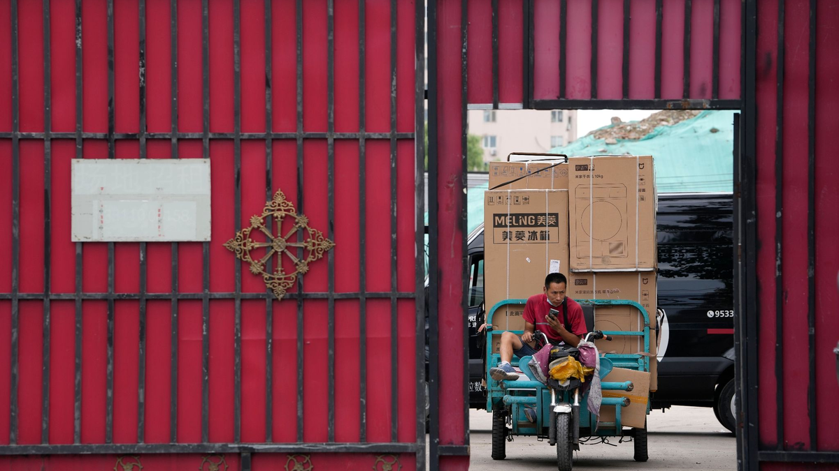 Sicherheitsbeamter in Zivil vor der israelischen Botschaft. - Foto: Ng Han Guan/AP/dpa