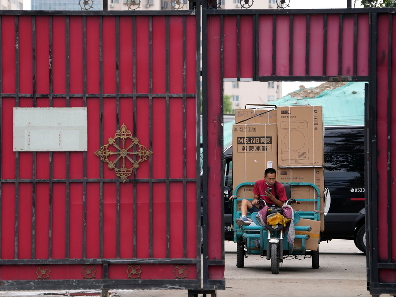 Hostessen posieren vor einer Sitzung des Chinesischen Nationalen Volkskongresses (NVK) vor der Großen Halle des Volkes. - Foto: Ng Han Guan/AP/dpa