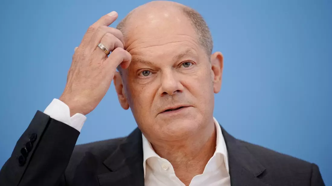 Bundeskanzler Olaf Scholz (SPD) gibt nach einem Treffen mit dem jordanischen König vor der Weiterreise nach Isreal ein Pressestatement. - Bild: Kay Nietfeld/dpa
