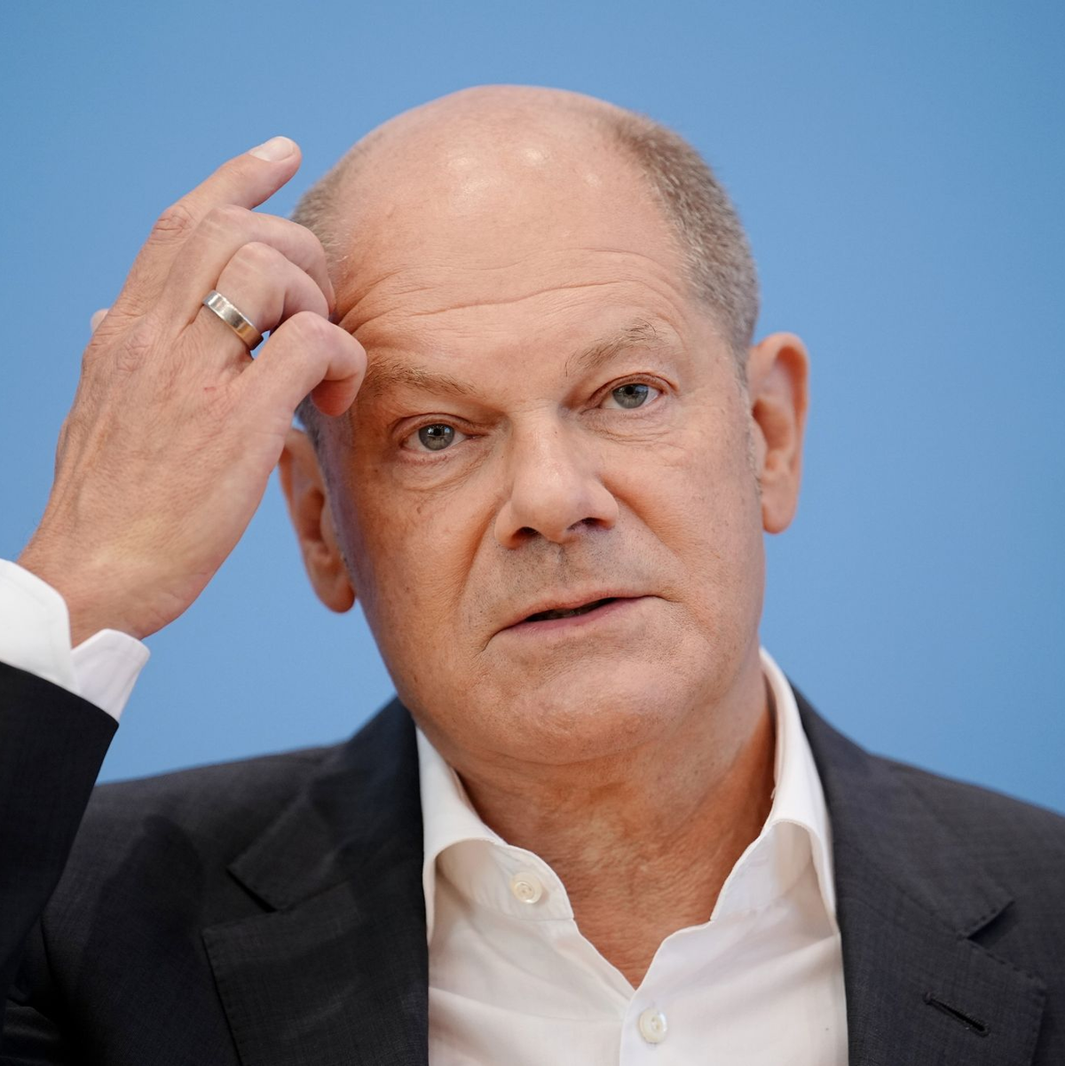 Bundeskanzler Olaf Scholz (SPD) gibt nach einem Treffen mit dem jordanischen König vor der Weiterreise nach Isreal ein Pressestatement. - Foto: Kay Nietfeld/dpa