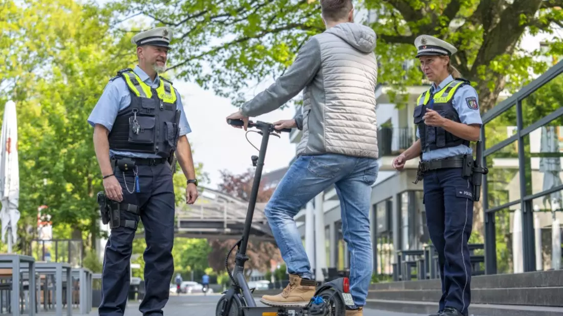 POL-ME: Zusammenprall mit Elektroroller - Fußgänger schwer verletzt 2505115 - Bild: presseportal.de