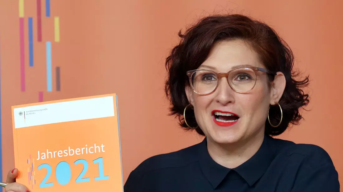 Bundesumweltministerin Steffi Lemke  besucht das Leibnitz-Institut für Gewässerökologie. - Bild: Wolfgang Kumm/dpa