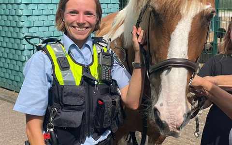 FW-GE: Feuerwehr Gelsenkirchen bei der Pferderettung - Foto: presseportal.de