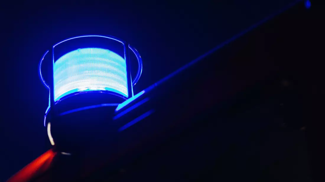 Die Feuerwehr ist in Offenbach mit einem Großaufgebot im Einsatz (Symbolbild). - Bild: Philipp von Ditfurth/dpa
