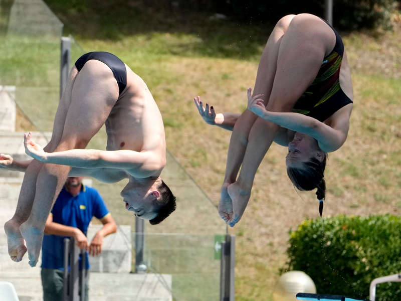 Stolz präsentiert die italienische Nalmannschaft den EM-Pokal. - Foto: Gregorio Borgia/AP/dpa