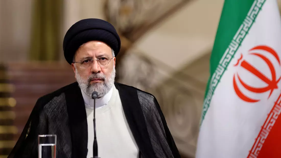 Irans Präsident Ebrahim Raisi bei seiner Ankunft in New York. Raisi nimmt dort an der UN-Generalversammlung teil. - Bild: -/Iranian Presidency/dpa