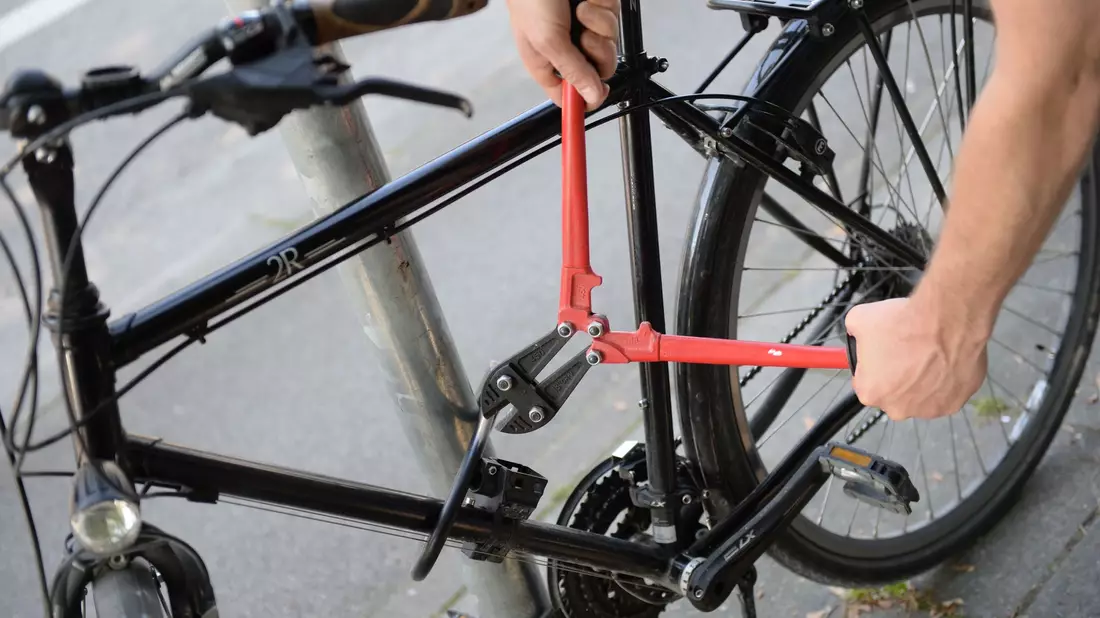 Nur eben schnell abgestellt - und zack, kann das Fahrrad weg sein. Laut den Versicherern haben Diebe ihre Strategie verändert. (Symbolbild) - Bild: Andreas Gebert/dpa