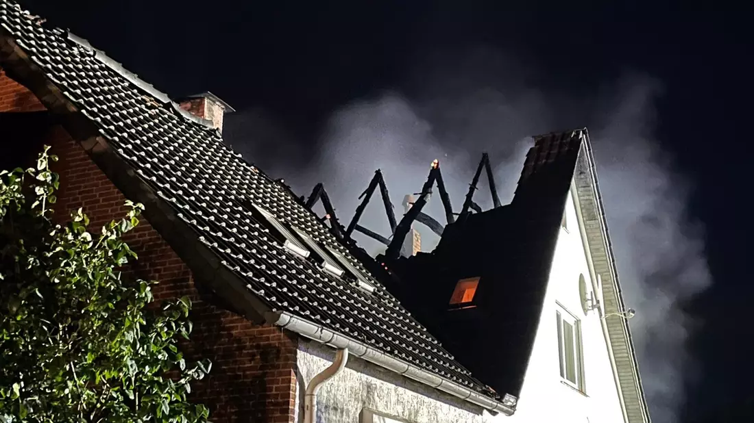 FW-OLL: Regenwasser dringt durch beschädigte Dachluke - Feuerwehr verhindert größeren Schaden an Sporthalle - Bild: presseportal.de
