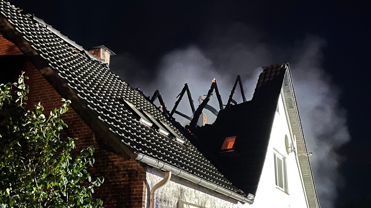 FW-OLL: Regenwasser dringt durch beschädigte Dachluke - Feuerwehr verhindert größeren Schaden an Sporthalle - Foto: presseportal.de