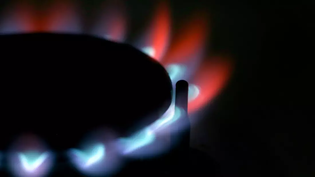 Die Zündvorrichtung einer Gastherme in einem Haushalt: Bald sind wieder höhere Gaspreise zu erwarten. - Bild: picture alliance / dpa