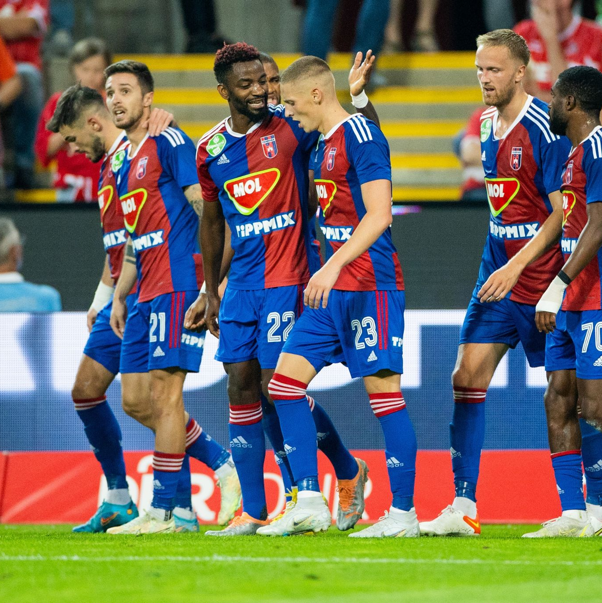 Spaniens Aymeric Laporte und Dani Vivian jubeln über das Tor zum 1:0. - Foto: Rolf Vennenbernd/dpa
