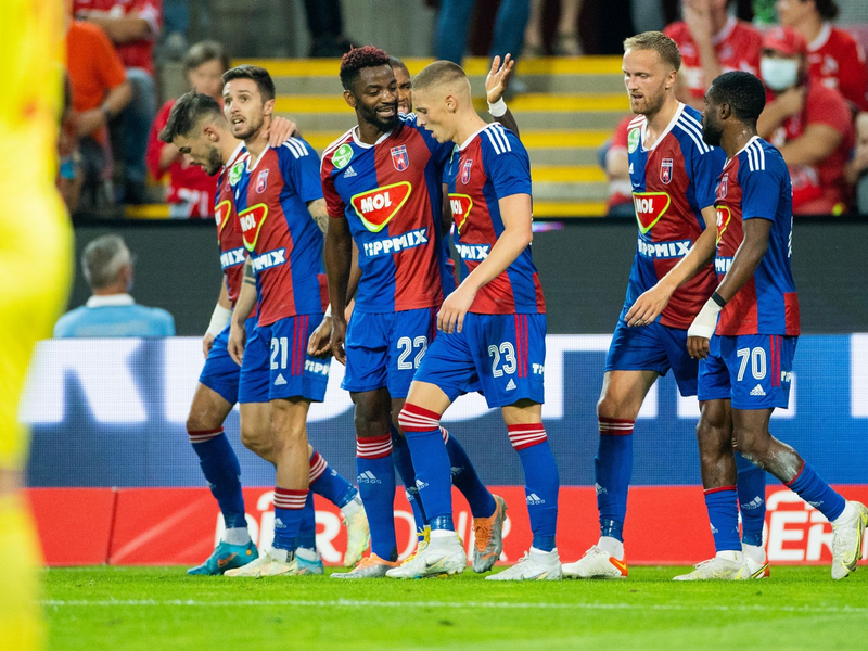 Spaniens Aymeric Laporte und Dani Vivian jubeln über das Tor zum 1:0. - Foto: Rolf Vennenbernd/dpa