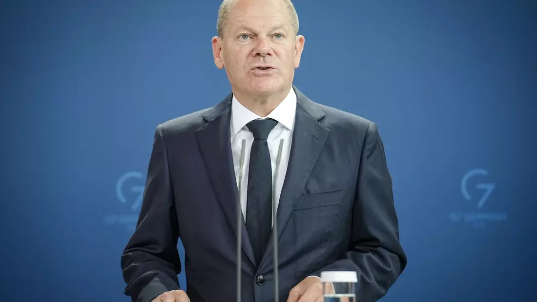 Erst hat Vance' Buch Scholz gerührt - doch längst schaut er kritisch auf den Autor. (Archivbild) - Bild: Kay Nietfeld/dpa