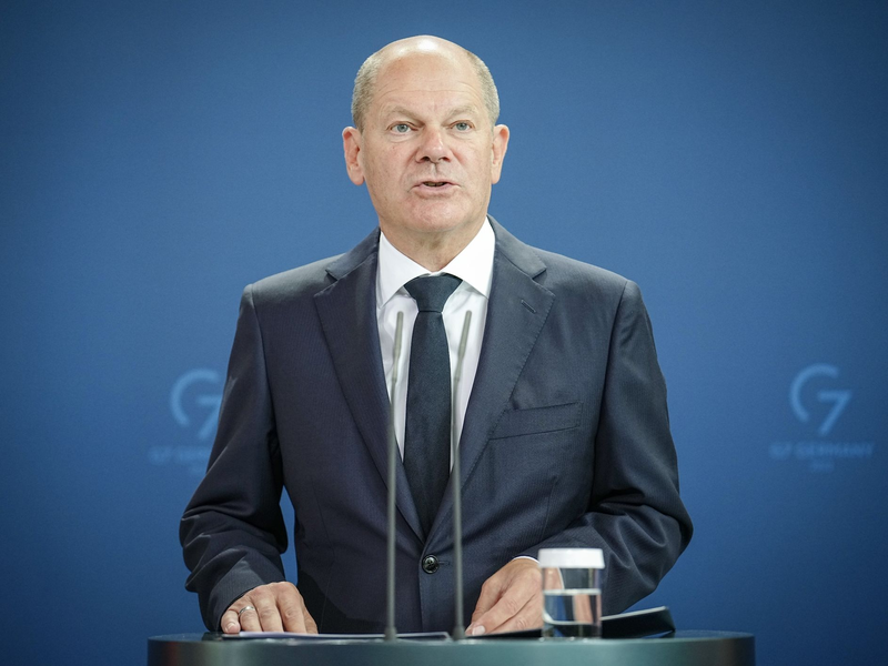 Erst hat Vance' Buch Scholz gerührt - doch längst schaut er kritisch auf den Autor. (Archivbild) - Foto: Kay Nietfeld/dpa