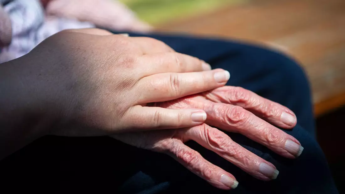 Heimbewohner und Heimbewohnerinnen müssen einen Eigenanteil für die Pflege beisteuern, der seit Jahren steigt. - Bild: Sina Schuldt/dpa