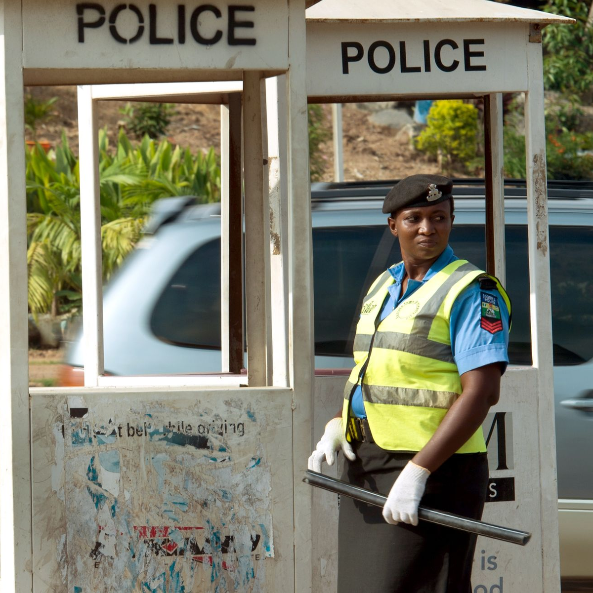 Bei dem Angriff wurden mehrere Polizisten leicht verletzt. (Symbolbild). - Foto: Monika Skolimowska/dpa