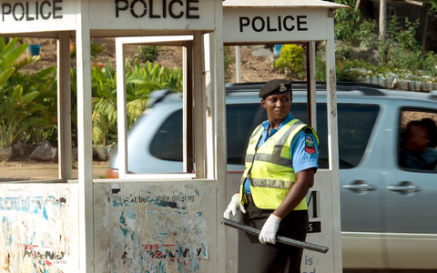 Bei dem Angriff wurden mehrere Polizisten leicht verletzt. (Symbolbild). - Foto: Monika Skolimowska/dpa