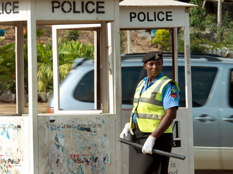 Die Polizistenuniform wird von Strippern gerne als Kostüm verwendet - doch Vorsicht, was die Waffe angeht! - Foto: Monika Skolimowska/dpa