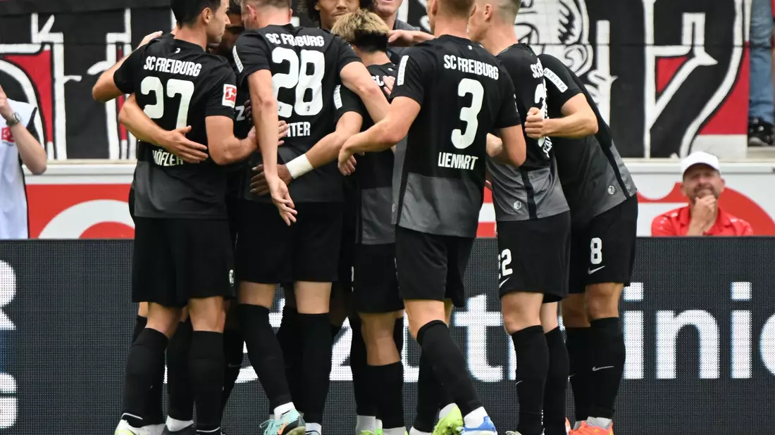 Der Karlsruher SC gewann mit 2:1 gegen Spitzenreiter FC St. Pauli. - Bild: Uli Deck/dpa