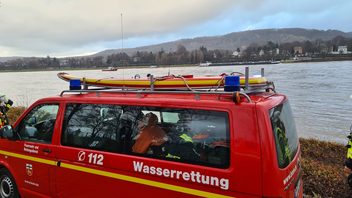 FW-BN: Erstmeldung: Mehrzweckboot der Feuerwehr Bonn bei Wasserrettungseinsatz auf dem Rhein gekentert - Foto: presseportal.de