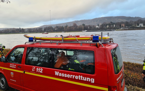 FW-BN: Havariertes Ruderboot auf dem Rhein - Foto: presseportal.de