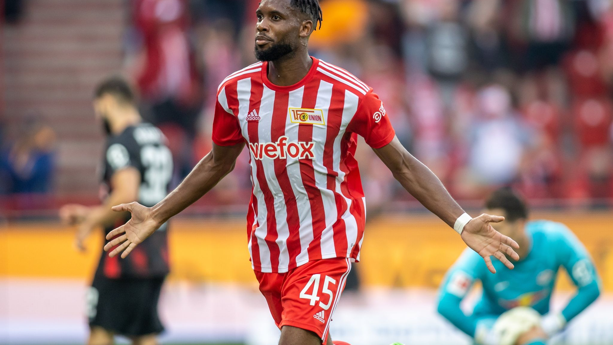 Xavi Simons (M) sorgte mit einem sehenswerten Schuss für die Leipziger Führung. - Foto: Andreas Gora/dpa